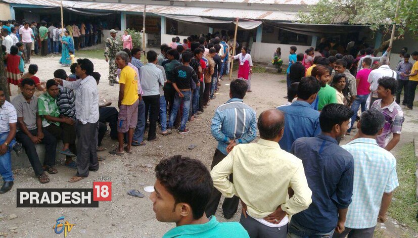 গোটা উত্তরবঙ্গের আকাশ মেঘলা ৷ গরম একটু হলেও কম ৷ তাই সকাল থেকেই ভোটের লাইনে প্রচুর ভিড় ৷ 