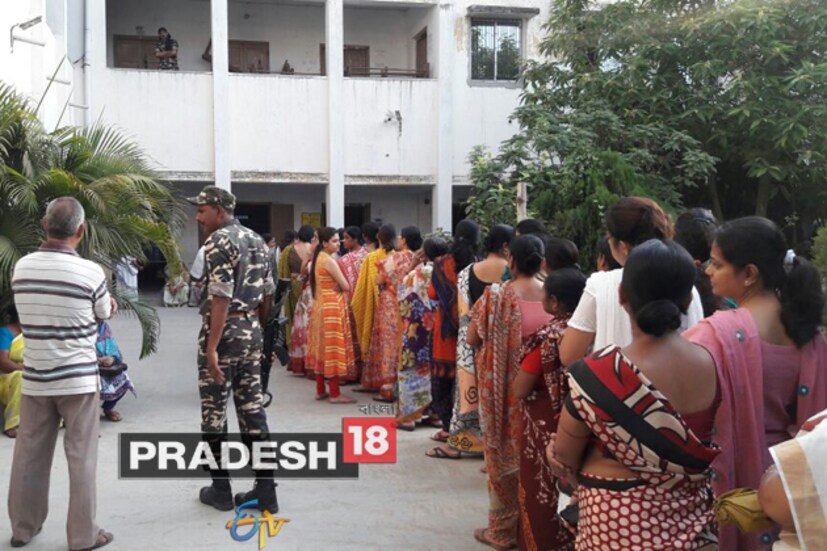 উত্তর কলকাতার ভোটে নিরাপত্তায় কোনও ফাঁক রাখতে চায় না কমিশন ৷ নিশ্ছিদ্র নিরাপত্তা নিশ্চিত করতে ভোটের ৪৮ ঘণ্টা আগেই কলকাতা চলে গিয়েছে কেন্দ্রীয় বাহিনীর হাতে ৷ কলকাতার ৭টি বিধানসভা কেন্দ্রের মধ্যে ৩২৪টি স্পর্শকাতর এলাকার দিকে বিশেষ নজর দিয়েছে বাহিনী ৷ আধা সামরিক বাহিনীর সঙ্গে প্রহরায় থাকবে রাজ্য পুলিশও ৷ বিভিন্ন এলাকায় নজরদারি চালাবে ক্যামেরা লাগানো গাড়ি ৷