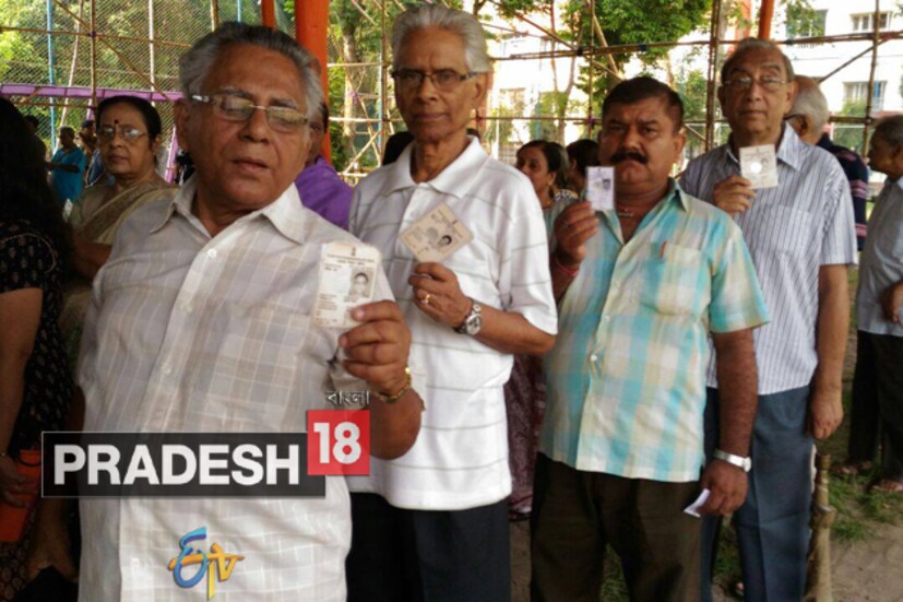 সল্টলেকের প্রবীণ ভোটাররাও সকাল সকাল লাইনে দাঁড়িয়ে ভোট দিলেন ৷ 