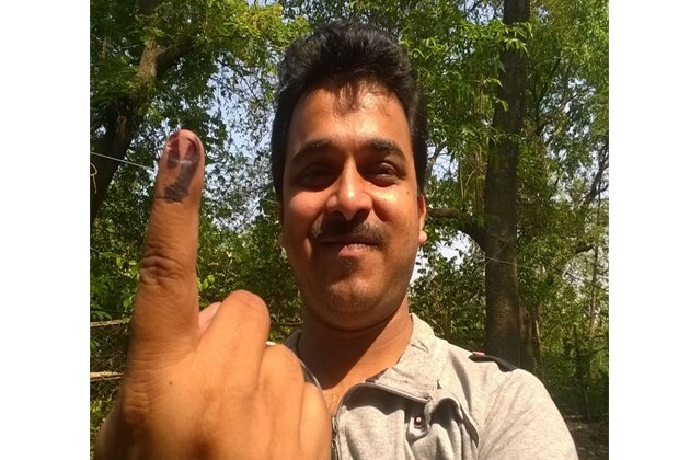 অফিসের কাজে বাইরে থাকেন ৷ কিন্তু ভোট দিতে বাঁকুড়ার বাড়িতে এসেছেন ৷ সেলফি তুললেন ভোটের পরই ৷ অফিসের কাজে বাইরে থাকেন ৷ কিন্তু ভোট দিতে বাঁকুড়ার বাড়িতে এসেছেন ৷ সেলফি তুললেন ভোটের পরই ৷