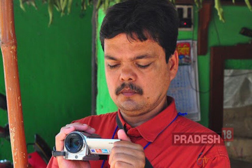 সম্পূর্ণ ভোটপর্ব না মেটা পর্যন্ত তাঁর প্রতিটি পদক্ষেপের ভিডিওগ্রাফি করা হবে। তাঁর ওপর সর্বক্ষণ নজর রাখবেন আরপিএফের বিশেষ টিম। এর নেতৃত্বে থাকবেন একজন ম্যাজিষ্ট্রেট। কমিশনের নজিরবিহীন ব্যবস্থার পরও মুখে অন্তত হেলদোল দেখাচ্ছেন না তৃণমূলের বীরভূম জেলা সভাপতি। কমিশনের ব্যবস্থার নির্দেশ আসার আগেই অবশ্য কমিশনকে নিয়ে প্রশ্ন তুলেছেন অনুব্রত। কেন তাঁকে নিয়ে এই বিতর্ক তা নিয়েও প্রশ্ন তাঁর। এই প্রশ্নের উত্তর এখন পাননি তৃণমূলের বীরভূম জেলা সভাপতি। তবে কমিশনের নতুন নির্দেশের পর আরও একবার আলোচনার কেন্দ্রে হালফিল রাজ্যের অন্যতম আলোচিত রাজনৈতিক ব্যক্তিত্ব।