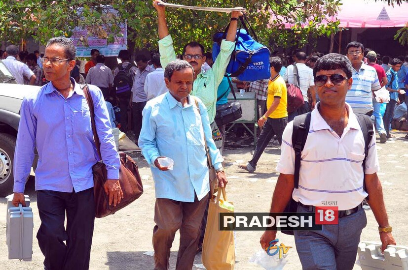 দূর-দূরান্ত থেকে নির্বাচনের কাজে অংশ নিতে বোলপুর, বীরভূমে এসে পৌঁছেছেন কর্মীরা ৷ সঙ্গে ভোটের কাজের জিনিস যেমন রয়েছে, তেমনি রয়েছে দৈনদ্দিনের জিনিসপত্র ৷ মুড়ির প্যাকেট, বিস্কুট, জলের বোতল ৷ 