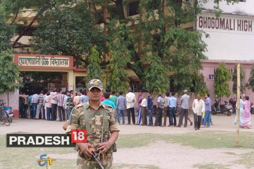 শিলিগুড়ির যোগোমণি উচ্চ বিদ্যালয়ের সামনেও সকাল ৭টা থেকেই দেখা গেল লম্বা লাইন ৷ 