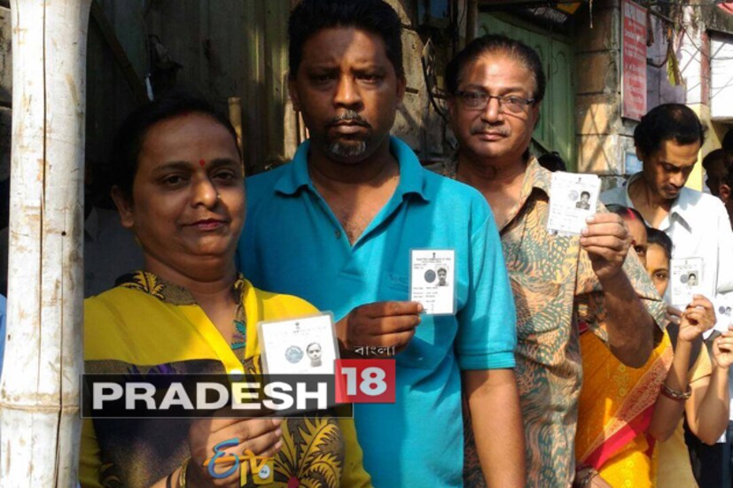 কলকাতায় চলছে গরম ৷ তাই গরমের হাত থেকে বাঁচতে সকাল সকাল ভোটের লাইনে দাঁড়িয়ে পড়েছেন উত্তর কলকাতার মানুষেরা ৷ 