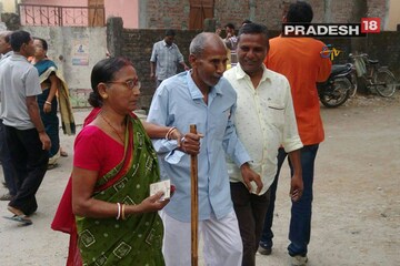 ভোটারদের লম্বা লাইন, ডাবগ্রামে ভোট উৎসব ভোটারদের লম্বা লাইন, ডাবগ্রামে ভোট উৎসব