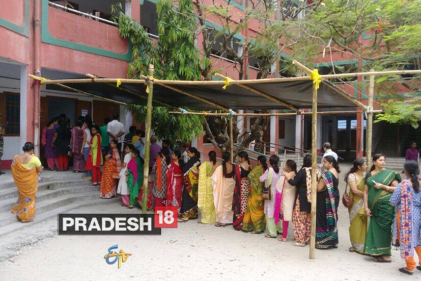 সকাল সকাল কাজ সেরে নিয়ে ভোটের লাইনে এসে দাঁড়িয়েছে শিলিগুড়ির মহিলারাও ৷ 