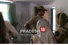 দেখুন ভিডিও: কমিশনের নির্দেশ জারি সত্ত্বেও বুথে পুলিশ