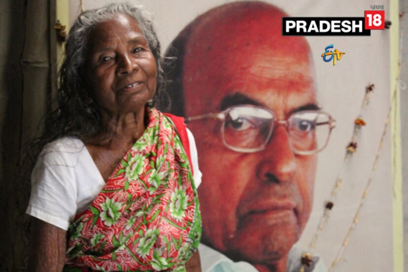 নকশাল বাড়ি আন্দোলন ৷ কৃষকদের অধিকার রক্ষার লড়াইয়ের যে আন্দোলন গোটা দেশেই একসময় আলোড়ন ফেলে দিয়েছিল ৷ সেই নকশাল বাড়ির আন্দোলনের প্রধান কানু স্যান্যালের জন্মভূমি নকশাল বাড়ির হাতিঘিসা অঞ্চল এখন অনেকাংশেই বদলে গিয়েছে ৷ কানুবাবুর বাড়ি হয়তো এখনও সেজায়গাতেই রয়েছে , কিন্তু ২০১০ সালের ২৩ মার্চ কানুবাবু মারা যাওয়ার পর ওই অঞ্চলের কৃষক সমাজেও যেন আগের সেই তেজটা আর নেই ৷ অধিকাংশ মানুষই কর্মহীন ৷ চাষাবাদ প্রায় বন্ধ ৷ কারণ পয়সার অভাবে এলাকার অধিকাংশ মানুষই নিজের চাষের জমি বিক্রি করে দিয়েছেন ৷ গ্রামে বিদ্যুৎ থেকেও প্রায় না থাকার মতোই ৷ কানু সান্যালের বাড়ির সামনেই দেখা মিলল ৭৩ বছর বয়সের শান্তি মুণ্ডার ৷ যিনি এখন এই বাড়ি প্রায় আগলে রেখেছেন ৷ কারণ বছরের অধিকাংশ সময়েই এই বাড়ি এখন তালাবন্ধ থাকে ৷ সিপিআই (এমএল)-এর দলীয় কার্যালয় ৷ বাড়ির সামনে দলের পতাকা ৷ সবই রয়েছে কিন্তু কেউ দেখতে এলে বা সিপিআইএম (এল)-এর রাজ্য সম্পাদক সুব্রত বসু দলের কোনও কর্মসূচীর জন্য এলে তবেই ‘কানু সান্যাল মেমোরিয়াল ট্রাস্ট ভবন’-এর তালা খোলে ৷ ( ছবি ও প্রতিবেদন- সিদ্ধার্থ সরকার)