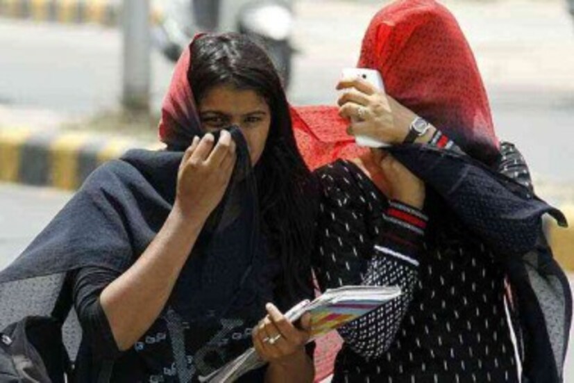 কাঠ ফাটা রোদ, আর গরম লুয়ের হাত থেকে এখনই নিস্তার মিলছে না। শুক্রবার দিনভর জ্বালা ধরা গরমে নাজেহাল হয় শহরবাসী। চৈত্রেই ত্রাহি রব। এখনও বাকি বৈশাখ-জ্যৈষ্ঠ।