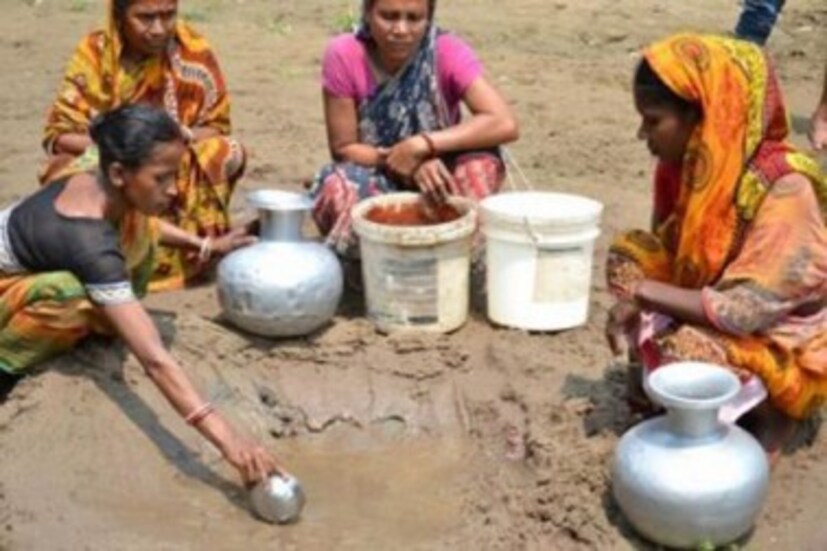 জলের দাবিতে বিক্ষোভ বীরভূমের মুরারই-র রাজগ্রাম আমবুয়া মোড়ে। পাঁচ ঘ্টা ধরে চলে অবরোধ। এলাকাবাসীর দাবি, রাজগ্রাম, সন্তোষপুর, আমবুয়া, রাজগ্রাম পশ্চিমপাড়ায় জলসংকট বাড়ছে। খারাপ হয়ে পড়ে আছে বিভিন্ন নলকূপ । পানীয় জল সরবরাহ নেই। বিডিও তপন হালদারের জল ট্যাঙ্ক তৈরির আশ্বাসে পাঁচ ঘণ্টা পর অবরোধ ওঠে।