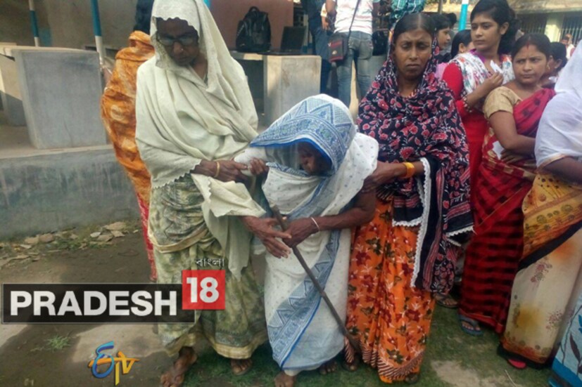 হাওড়ার মিনাখায় ভোট দিতে এসেছেন ৯০ বছরের এক বৃদ্ধা ৷ 
