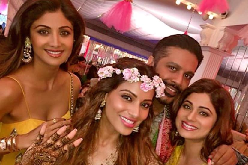 মেহেন্দি সেরিমনে হাজির ছিলেন শিল্পা শেট্টি, সমিতা শেট্টি, রকি এস ৷ বিপাশার লহেঙ্গাটা ডিজাইন করেছেন রকি এস নিজে হাতেই ৷ 