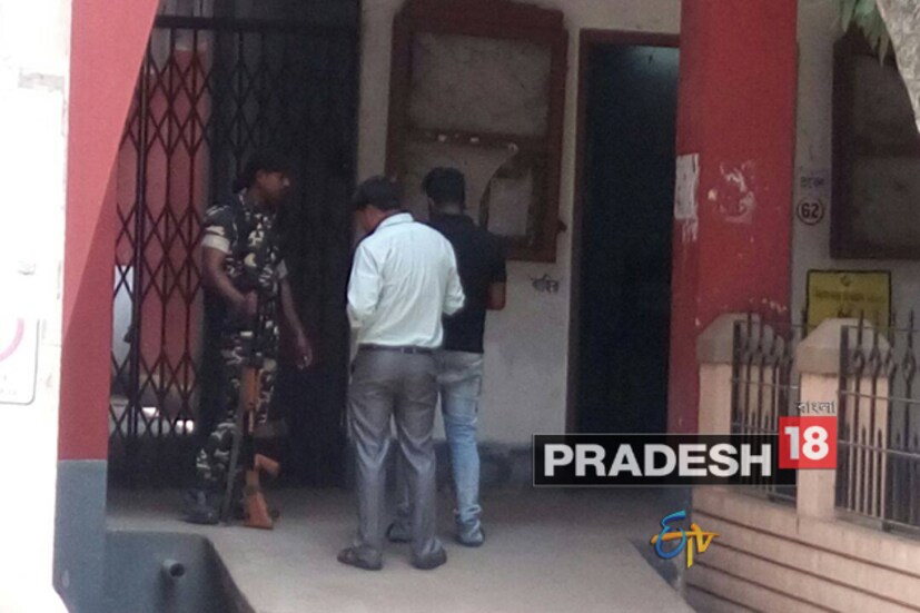 ফাঁকা বুথের চিত্রটা বর্ধমানের বিএমসি কলেজের ৷ সকাল থেকেই হাতে গোণা ভোটার দেখা গেল এই কলেজ চত্বরে ৷ 