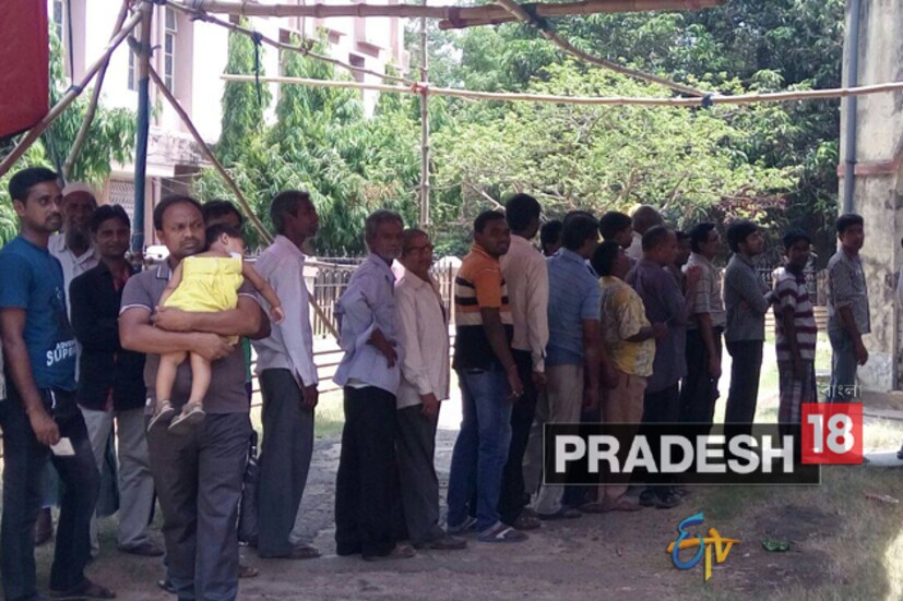 অন্যদিকে বর্ধমান মিউনিসিপাল গার্লস স্কুলে সকাল থেকেই নজরে পড়ল ভোটারদের লাইন ৷ 