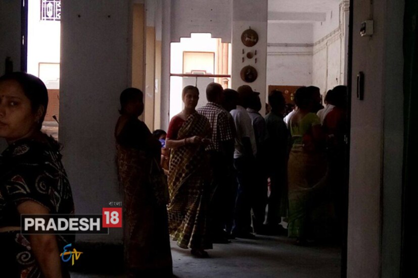 বর্ধমান মিউনিসিপাল গার্লস স্কুলে সকাল থেকে ভোটের জন্য লাইন দিয়েছিলেন মহিলা ভোটাররাও ৷ 
