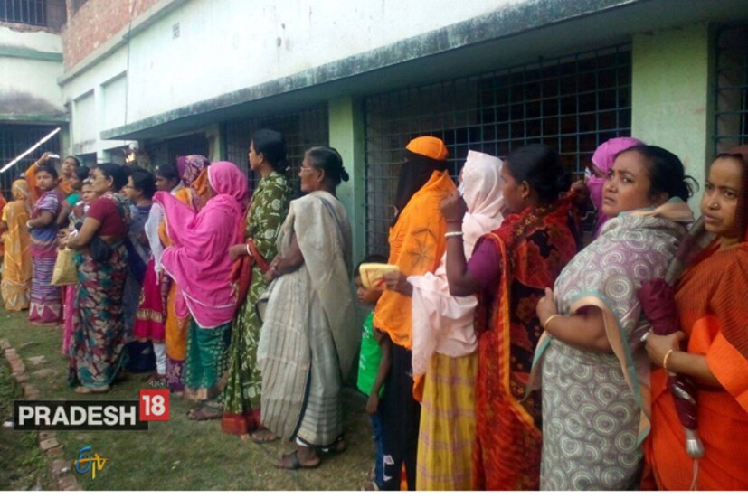 হাওড়ার এক বুথে ভোটের লাইনে সংখ্যালঘু মানুষেরা ৷ 