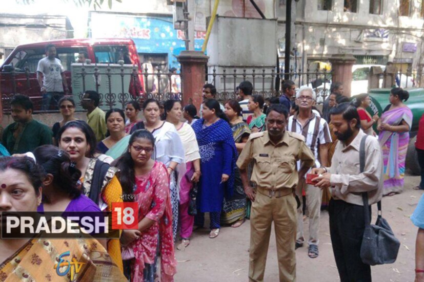 তৃতীয় দফার বিশৃঙ্খলার পুনরাবৃতি এড়াতে পরবর্তী দফায় আরও কড়া কমিশন ৷ নির্বাচনী এলাকার নিয়ম-শৃঙ্খলা বজায় রাখতে পুলিশ ও ভোটকর্মী-সহ রাজ্য প্রশাসনকে চরম বার্তা দিল কমিশন ৷ দিল্লি থেকে নির্বাচন কমিশন প্রেস বিবৃতি জারি করে জানিয়েছে, হিংসাত্মক ঘটনা আটকাতে ব্যর্থ হলে অথবা হিংসাত্মক ঘটনার রিপোর্ট পেয়ে ব্যবস্থা না নিলে, দায়িত্বে থাকা অফিসারদের বিরুদ্ধে খোদ কমিশন ব্যবস্থা নেবে ৷ অর্থাৎ প্রশাসনিক আধিকারিকদের বিরুদ্ধে কোনওরকম পক্ষপাতদুষ্ট আচরণের অভিযোগ পেলে, তা সংশ্লিষ্ট আধিকারিকের বাকি কেরিয়ারে দাগ ফেলতে পারে ৷ সূত্রের খবর, ২১ এপ্রিলের ভোটের অভিজ্ঞতার পর প্রশাসনিক আধিকারিকদের দলদাসত্ব ঘোচানোর জন্যই এই পদক্ষেপ নিল কমিশন ৷