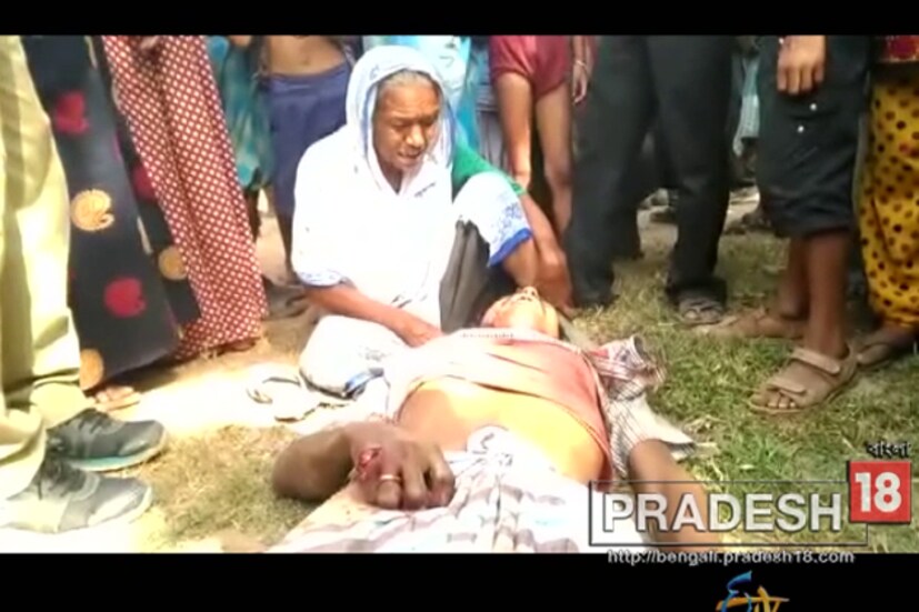 ডোমকলের শিরোপাড়ায় সিপিএম কর্মী খুনে চাঞ্চল্য ছড়াল এলাকায় ৷ নিহত সিপিএম কর্মীর নাম তহিদুল ইসলাম ৷  অভিযোগের আঙুল উঠেছে শাসক দলের বিরুদ্ধে ৷ বাংলার নির্বাচনে প্রথম হিংসার বলি হল ডমকলে ৷ এদিন সকালে ১৭৭ ও ১৭৮ নম্বর বুথের সামনে বোমাবাজি হয় ৷ গুলিও চালানো হয় বলে অভিযোগ। তাতেই প্রাণ হারান তহিদুল ইসলাম ৷ তহিদুল সিপিআইএমের এজেন্ট ছিল বলে জানা গিয়েছে ৷ ঘটনার রিপোর্ট চেয়ে পাঠিয়েছেন নির্বাচন কমিশন ৷ ঘটনাস্থলে পৌঁছেছে পুলিশ পর্যবেক্ষক ৷