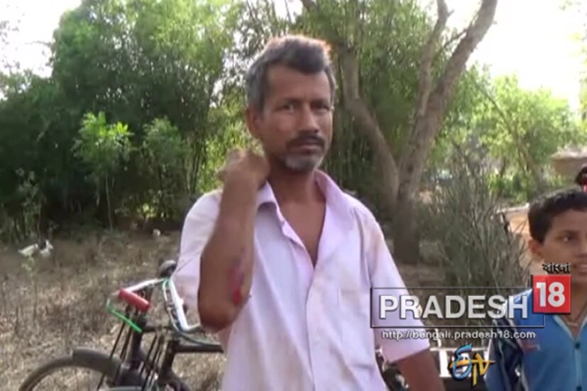 ভোট দিতে যাওয়ার পথে মারধর করা হল সিপিআইএম কর্মীকে ৷ ঘটনাটি ঘটেছে খণ্ডঘোষের উখরি গ্রামে ৷ অভিযোগের তীর তৃণমূল কংগ্রেসের দিক ৷ 