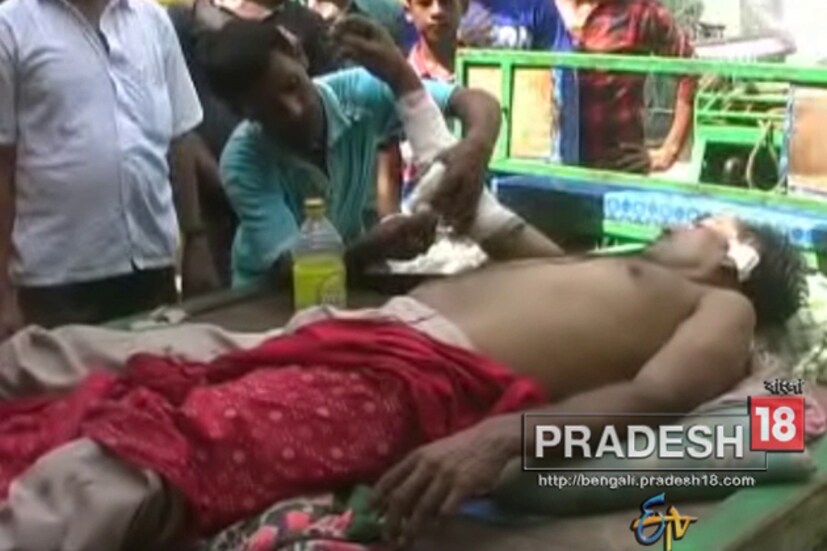 সকাল থেকে এমনিতেই উত্তেজনা ছড়িয়ে পড়েছিল কেতুগ্রামে ৷ বোমাবাজি ঘটনায় ঘটে ৷ তবে সিপিআইএম সমর্থকের কান কাটার ঘটনার পর থেকে এই উত্তেজনা আরও বেড়ে  ওঠে ৷ 