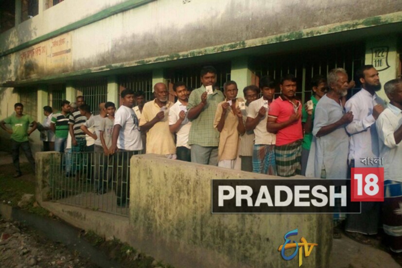 ২৫ এপ্রিল রাজ্যের ৪৯টি আসনে হতে চলেছে চতুর্থ দফার ভোট। ভোটগ্রহণ চলবে হাওড়ার ১৬টি এবং উত্তর চব্বিশ পরগনার ৩৩টি আসনে। চতুর্থ দফার ভোটযুদ্ধ নির্বিঘ্নে সম্পন্ন করতে জোরদার নিরাপত্তার ব্যবস্থা করেছে নির্বাচন কমিশন। ভোটে দুই জেলা মিলিয়ে মোট ৬৭২ কোম্পানি কেন্দ্রীয় বাহিনী মোতায়েন করা হবে। হাওড়ায় থাকবে মোট ২২৭ কোম্পানি বাহিনী। যার মধ্যে শুধু মাত্র হাওড়া শহরের জন্যই বরাদ্দ ৭৫ কোম্পানি। হাওড়া গ্রামীণে মোতায়েন রয়েছে ১৫২ কোম্পানি।