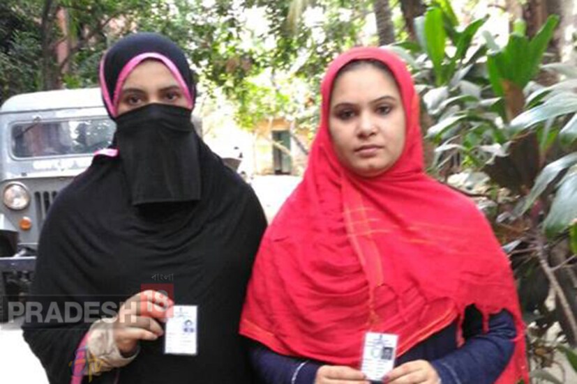 সকাল সকাল বেলেঘাটার ২৪ ও ২৫ নম্বর বুথে ভোট দিলেন সংখ্যালঘু সম্প্রদায়ের মহিলারা ৷ ভোটার কা৪ড হাতে নিজের ভোটাধিকার প্রয়োগ করলেন তাঁরা ৷ বেলা বাড়লে গরম ৷ তাই সকালটাকেই বেছে নিলেন ভোটের জন্য ৷ উত্তর কলকাতা জুড়ে চলছে ভোট ৷ 