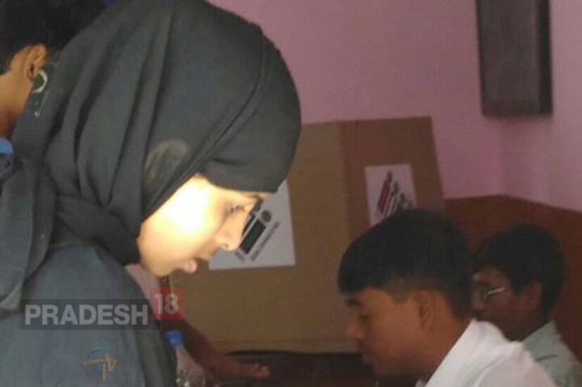 প্রথমবার ভোট দিতে এসেছেন নসিমা ৷ সামনে পরীক্ষা তাই সকাল সকাল ভোট দিয়ে পড়তে যাবে সে ৷ ভোট উৎসবেও যাতে বাদ না পড়ে পড়াশুনো ৷ তাই সকাল সকাল ভোট দিতে এসেছেন নসিমা ৷ 