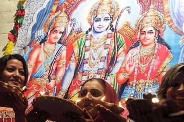 প্রতি বছর চৈত্র মাসের শুক্ল পক্ষের নবমী তিথীতে রাম নবমী উৎসব উদযাপন করা হয় ৷ ইসকন মন্দিরে অত্যন্ত আড়ম্বরের সঙ্গে রামনবমী উৎসব উদযাপন করা হয়। হাজার হাজার ভক্তরা উৎসবটি উপভোগ করতে মন্দির দর্শনে যান ৷ বিভিন্ন বৈদিক ধর্মানুষ্ঠান মেনে এই উৎসবটি পালন করা হয় ৷ আজকের এই দিনে , ভক্তরা তাদের ঘর পরিষ্কার করে এবং বিভিন্ন রঙ দিয়ে বাড়ি সাজায় ৷ এছাড়াও পরিবারের সমৃদ্ধির জন্য আম পাতা লাগায় বাড়ির দরজায় ৷ প্রতি বছর চৈত্র মাসের শুক্ল পক্ষের নবমী তিথীতে রাম নবমী উৎসব উদযাপন করা হয় ৷ ইসকন মন্দিরে অত্যন্ত আড়ম্বরের সঙ্গে রামনবমী উৎসব উদযাপন করা হয়। হাজার হাজার ভক্তরা উৎসবটি উপভোগ করতে মন্দির দর্শনে যান ৷ বিভিন্ন বৈদিক ধর্মানুষ্ঠান মেনে এই উৎসবটি পালন করা হয় ৷ আজকের এই দিনে , ভক্তরা তাদের ঘর পরিষ্কার করে এবং বিভিন্ন রঙ দিয়ে বাড়ি সাজায় ৷ এছাড়াও পরিবারের সমৃদ্ধির জন্য আম পাতা লাগায় বাড়ির দরজায় ৷