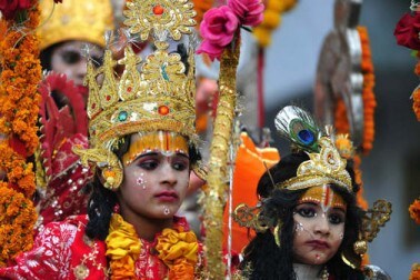 দক্ষিন ভারতে এই দিনে রাম ও সীতার বিবাহ হয়েছিল বলে মানা হয় ৷ তাই মন্দিরে পুরোহিতরা এদিন বিবাহ অনুষ্ঠান ‘কল্যানতউৎসবম’ পালন করে ৷ ভগবান রামের উদ্দেশ্যে উপবাস, পূজা, ভজন কীর্তন করা হয় ৷ সকলে এদিন নতুন জামা কাপড় পড়েন ও বিশেষ খাবার পদ রান্না করে ৷ দক্ষিন ভারতে এই দিনে রাম ও সীতার বিবাহ হয়েছিল বলে মানা হয় ৷ তাই মন্দিরে পুরোহিতরা এদিন বিবাহ অনুষ্ঠান ‘কল্যানতউৎসবম’ পালন করে ৷ ভগবান রামের উদ্দেশ্যে উপবাস, পূজা, ভজন কীর্তন করা হয় ৷ সকলে এদিন নতুন জামা কাপড় পড়েন ও বিশেষ খাবার পদ রান্না করে ৷