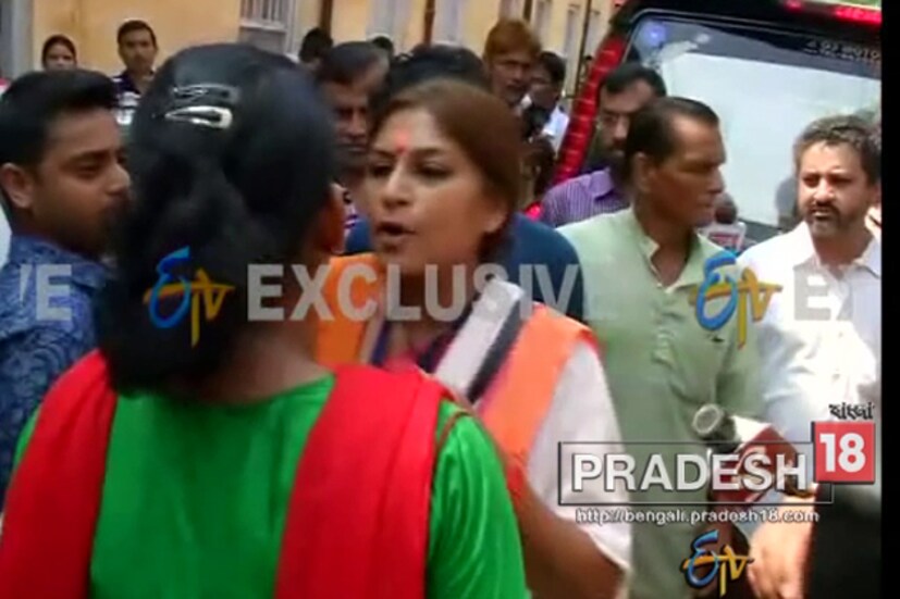  ঘটনার পরে বিজেপি প্রার্থী রূপার গতিবিধি নিয়ে রিপোর্ট তলব করা হয় ৷  হাওড়া জেলা প্রশাসনের থেকে রিপোর্ট তলব করা হয়েছে ৷ রিপোর্ট চাইল নির্বাচন কমিশন ৷ হাওড়া উত্তরের বিজেপি প্রার্থী রূপা গঙ্গোপাধ্যায় ৷ 