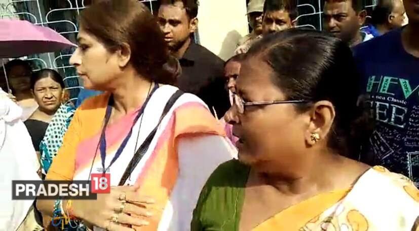 ভোটের শিরোনাম আসার জন্য, নাকি সত্যিই কোনও বচসা ! লকেট চট্টোপাধ্যায় ও রূপা গঙ্গোপাধ্যায়ের এই আচরণ প্রশ্ন তুলছে সাধারণের মনে ৷