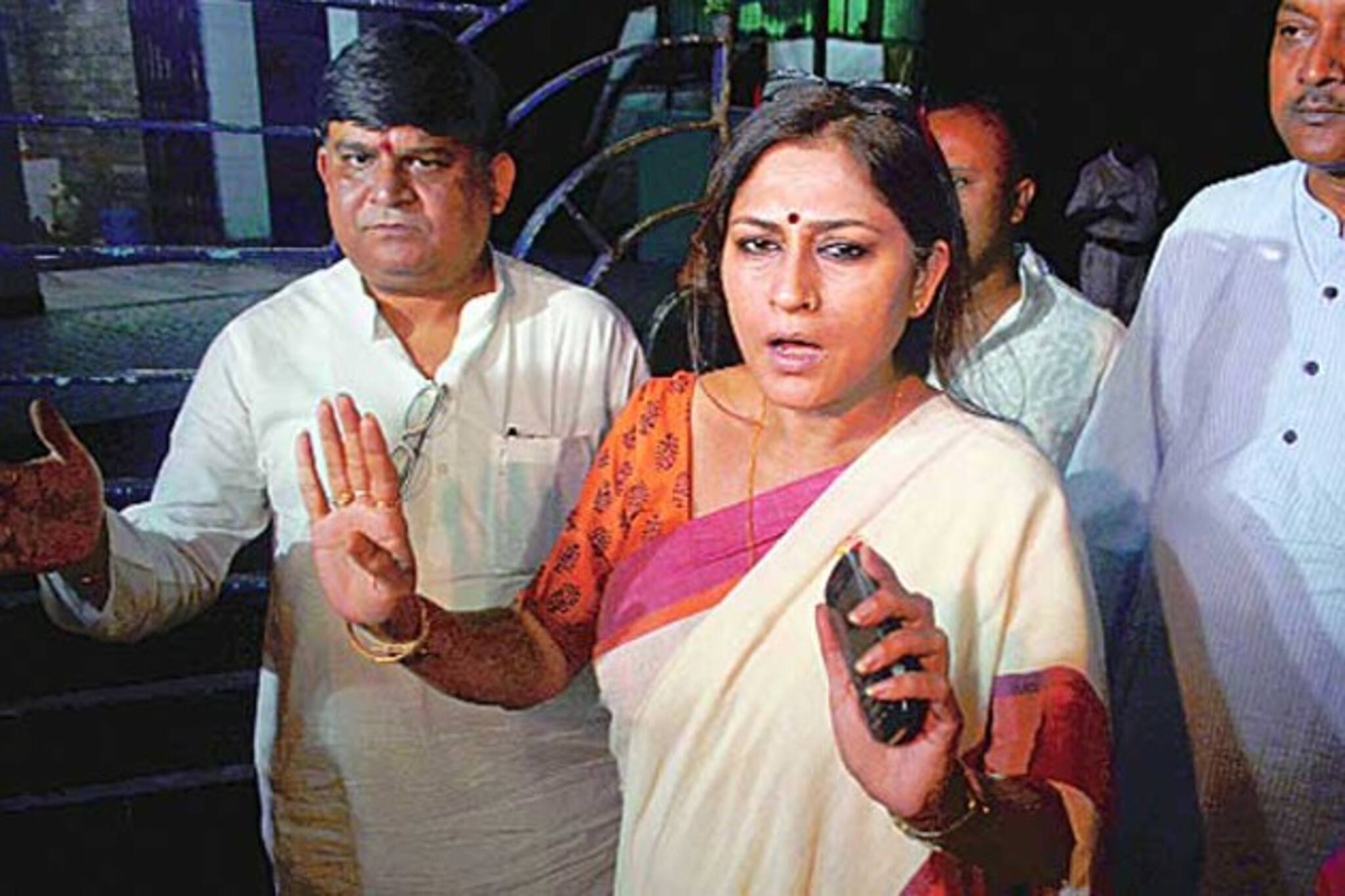 ‘বর্ম পরে আসুন’, সাংবাদিকদের নির্দেশ রূপার