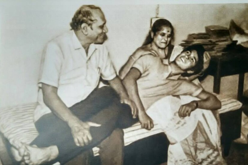 বাবা-মা-র কোলে ‘কিশোর’ সচিন