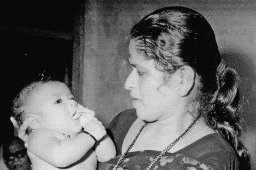   ২৪ এপ্রিল ১৯৭৩ সালে মুম্বইয়ে দাদারের নির্মল নার্সিং হোমে জন্ম হয় ‘ক্রিকেট ঈশ্বর’-র ৷ আজ রবিবার ৪৩ বছরে পা রাখলেন সচিন তেন্ডুলকর ৷ বাবা রমেশ তেন্ডুলকর ছিলেন বিখ্যাত মারাঠি লেখক ৷ মা রজনী তেন্ডুলকর কাজ করতেন বিমা সংস্থায় ৷ প্রিয় সঙ্গীত পরিচালক শচীন দেব বর্মনের নামেই ছেলের নামকরণ করেছিলেন সচিন ৷