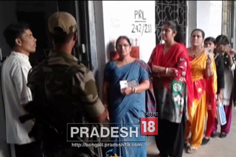 পরিচয় পত্র সঙ্গে নিয়ে ভোটের লাইনে সকাল থেকেই মহিলারা ৷ লাইনে দাঁড়িেয় একটু গল্প ৷ আর সঙ্গে ভোট দেওয়ার প্রস্তুতি ৷ 