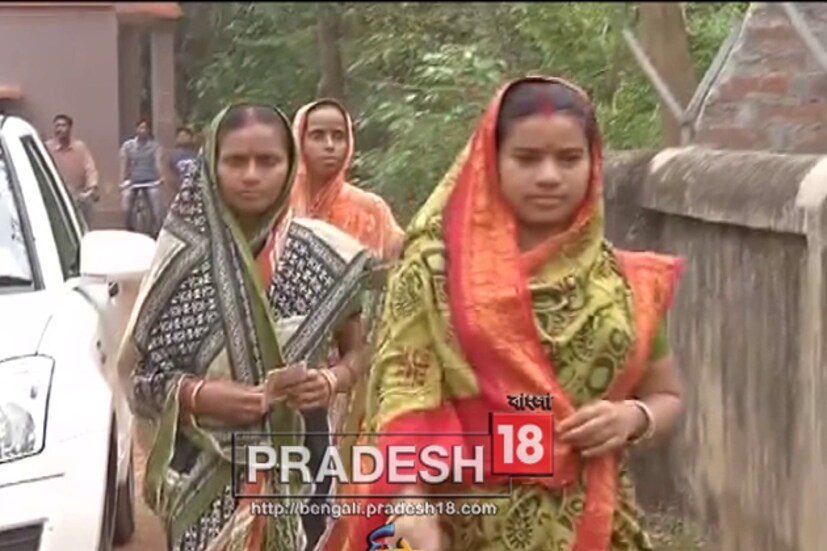 সকাল সকাল ঘুম থেকে উঠে, সেরে ফেলেছেন সংসারের কাজ ৷ তারপর সেজে গুজে ভোট দিতে বুথে এসে পড়েছেন পশ্চিম মেদিনীপুরের মহিলারা ৷ 