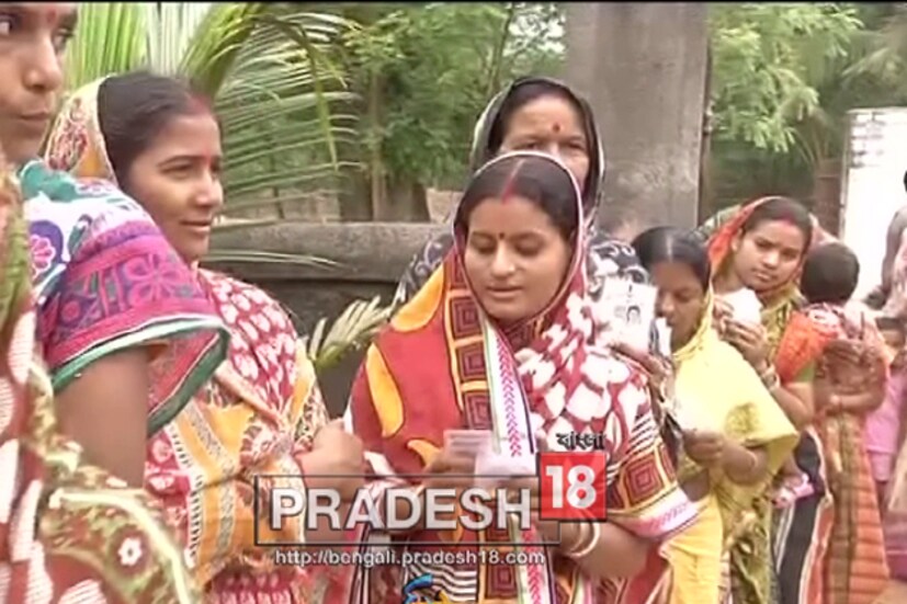 মাওবাদী সন্ত্রাস নিয়ে উত্তপ্ত ছিল পশ্চিম মেদিনীপুরের জঙ্গলমহল ৷ আজ এখানে শান্তি ৷ তাই তো নিশ্চিন্তে ভোট দিতে এসেছেন মহিলারা ৷ 