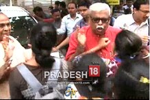 টেস্টে পাশ করানোর দাবিতে উপাচার্যকে ধাক্কা টেস্টে পাশ করানোর দাবিতে উপাচার্যকে ধাক্কা