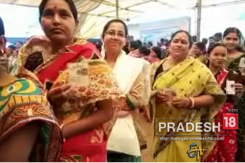 সকাল থেকেই রাজ্যের ৩১ টি কেন্দ্রে চলছে নির্বাচন ৷ সকাল থেকেই দুর্গাপুর, আসানসোল, পশ্চিম মেদিনীপুরের বুথে বুথে লম্বা লাইন ৷ বাইরের গরমকে উপেক্ষা করে সকালেই ভোটের লাইনে দাঁড়িয়ে পড়েছেন অজস্র মানুষ ৷ ঘরের কাজ সামলে, সকালেই ভোটার কার্ড হাতে লম্বা লাইনে ভিড় জমিয়েছেন মহিলারা ৷ সুন্দর সেজে গুজে, ভোটের উৎসবে অংশ নিয়ে খোশমেজাজে মহিলা ভোটাররা ৷ &lt;br&gt;  বিধানসভা ভোটের প্রথম দফার দ্বিতীয় পর্ব ৷ প্রথম পর্বে ওঠা অভিযোগগুলি মাথায় রেখে দ্বিতীয় দফায় আরও কড়া নির্বাচন কমিশন ৷ নির্বাচন কমিশনের নজরদারিতে সোমবার শুরু হল প্রথম দফার দ্বিতীয় পর্বের ভোট গ্রহণ ৷ সোমবার ১১ এপ্রিল তিনটি জেলায় ৩১টি বিধানসভা কেন্দ্রে ৮৪৬৫টি বুথে মোট ১৬৩ জন প্রার্থীর পাশাপাশি দুই হেভিওয়েট জোট প্রার্থী সূর্যকান্ত মিশ্র এবং মানস ভুঁইঞারও ভাগ্য নির্ধারণ হবে ৷ পশ্চিম মেদিনীপুরের ১৩টি কেন্দ্রে, বাঁকুড়ার ৯টি ও বর্ধমানের ৯টি বিধানসভা কেন্দ্রে চলবে নির্বাচন ৷