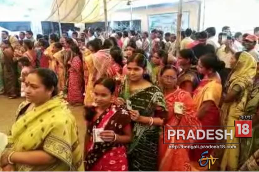 তখনও ভোট শুরু হয়নি ৷ কিন্তু বুথের বাইরে লম্বা লাইন ৷ তাড়াতাড়ি ঘরের কাজ সেরে ভোট দিতে চলে এসেছেন এলাকার মহিলারা ৷ গরমের তাপ থেকে বাঁচতে সকালেই ভোট দিতে চলে এসেছেন ৷ তবে ভোটের মাঝে চলছে জমিয়ে আড্ডাও ৷ 