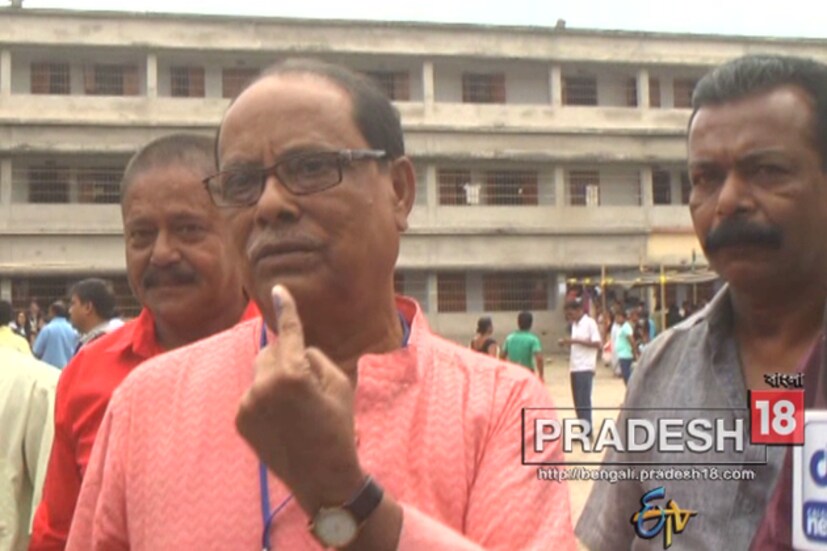 শিলিগুড়িতে ভোট দিয়ে সেলফি তুললেন অশোক ভট্টাচার্য ৷ 