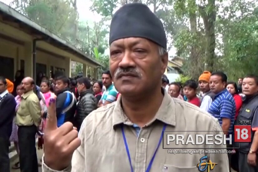 কালিম্পঙে ভোট দিয়ে সেলফি তুললেন হরকা বাহাদুর ছেত্রী ৷ 
