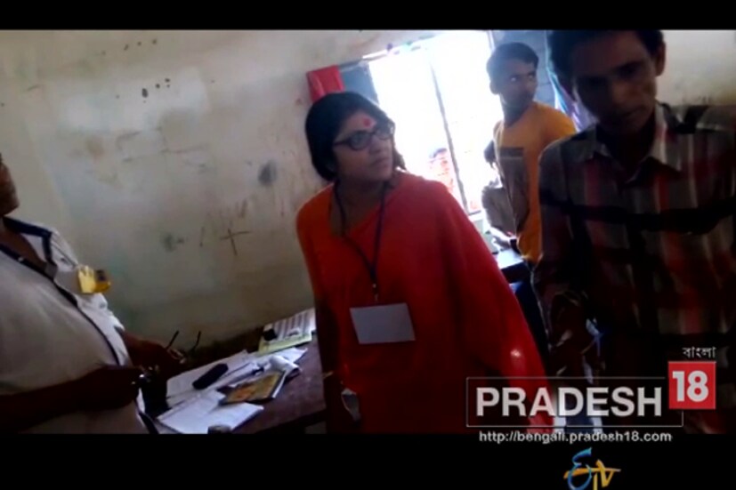 ময়ূরেশ্বরে ভোটকর্মীদের সঙ্গে বচসার জেরে কমিশনের নজরে পড়লেন বিজেপি প্রার্থী লকেট চট্টোপাধ্যায় ৷ বিভিন্ন বুথে গিয়ে লকেটের উত্তেজিত ব্যবহারের জন্য কমিশনের মিডিয়া মনিটরিং সেল নজর রাখছে বলে জানাল কমিশন ৷