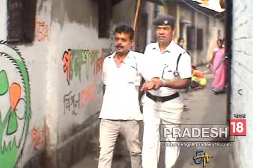 বেলেঘাটায় তৃণমূলের পরেশ পাল ও বামফ্রন্টের রাজীব বিশ্বাসের মধ্যে হাড্ডাহাড্ডি লড়াই ৷ সেই যুদ্ধে সকাল থেকে ভোটের লাইনে সাধারণ মানুষ ৷  পুলিশের কড়া নিরাপত্তার জালে পড়ল প্রায় ১১ জন প্রত্যারক ৷ ভোটারদের প্রভাবিত করা অভিযোগ পুলিশ গ্রেফাতর করল এদের ৷ 