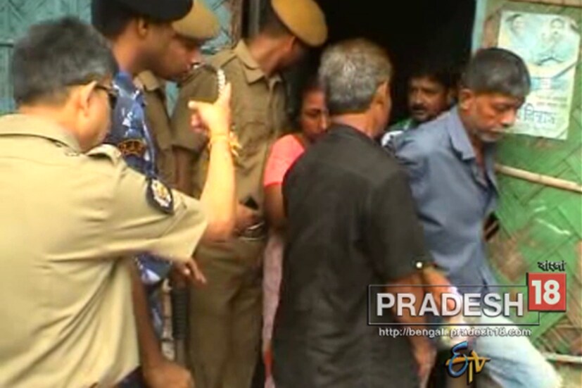 বেলেঘাটার চালপট্টিতে ধৃত তৃণমূলকর্মী ৷ স্থানীয় ক্লাবে জড়ো হন তৃণমূলকর্মীরা৷ বেআইনি জমায়েত সরাতে যায় পুলিশ ৷ ছিলেন DC (ESD) সত্যজিৎ বন্দ্যোপাধ্যায় ৷ বাকিরা পালালেও গ্রেফতার ১ তৃণমূলকর্মী৷ 