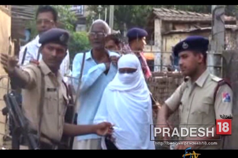নির্বিঘ্নে ভোট করাতে হাওড়া ও উত্তর চব্বিশ পরগনায় দু'জন করে পুলিশ পর্যবেক্ষক নিয়োগ করেছে কমিশন। নতুন পর্যবেক্ষক হলেন রবি বর্মা ৷ এর আগে মুর্শিদাবাদের পর্যবেক্ষক ছিলেন তিনি ৷ উত্তর ২৪ পরগনায় ২ পুলিশ পর্যবেক্ষক নিয়োগ করেছে কমিশন ৷ এই জেলায় পর্যবেক্ষণের দায়িত্ব দেওয়া হয়েছে পি.রামজী ও পি.ভারাম্বেকে ৷