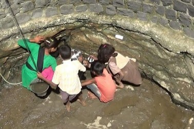 বুন্দেলখণ্ডের বিস্তীর্ণ এলাকা এখন খরার কবলে ৷ এখনাকার মানুষদের প্রতিদিন এই সমস্যার মধ্যে দিন কাটাতে হচ্ছে ৷ বুন্দেলখণ্ডের বিস্তীর্ণ এলাকা এখন খরার কবলে ৷ এখনাকার মানুষদের প্রতিদিন এই সমস্যার মধ্যে দিন কাটাতে হচ্ছে ৷