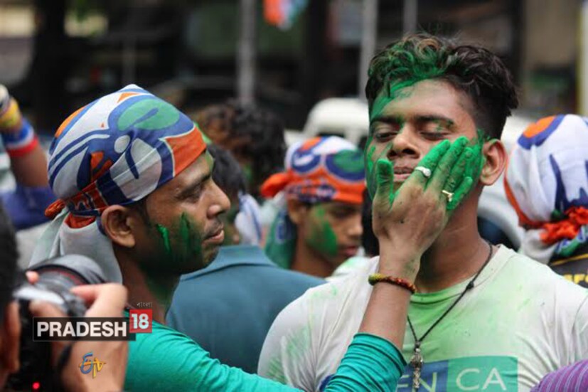 তাই এদিন এই বিপুল জয়ের পরও তাঁর গলায় উষ্মার স্বর শোনা গেল ৷ এদিন তিনি বলেন, ‘আমিও ৪০ বছর ধরে রাজনীতি করছি ৷ অনেক বাড়াবাড়ি দেখেছি ৷ নির্বাচন কমিশন ও কেন্দ্রীয় পুলিশবাহিনী নির্বাচনে বাড়াবাড়ি করেছে ৷’