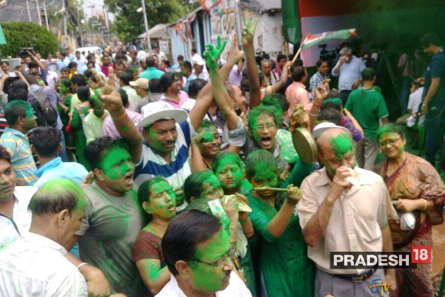  দ্বিতীয় আসনের ফলাফল ঘোষিত ৷ ঘোষিত হল কলকাতার প্রথম আসনের ফল ৷ ১৩ হাজার ১৬০ ভোটে শ্যামপুকুর কেন্দ্রে জয়ী হলেন অজিত পাঁজার পূত্রবধূ ও রাজ্যের বিদায়ী মন্ত্রী শশী পাঁজা ৷
