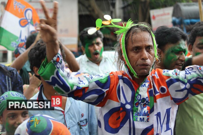 জোট গড়েও হল না শেষ রক্ষা ৷ নারদের হুল, পোস্তার ব্রিজ, দুর্নীতি কাণ্ডকে সামলেছেন একার মহিমায় ৷ সমস্ত বিরোধীরা একযোগে আক্রমণ চালিয়েও কোনও লাভ হয়নি, তা প্রমাণিত বৃহস্পতিবারে ফলে ৷ তাঁর সামনে সামান্য খড়কুটোর মতো উড়ে গেল বঙ্গের যাবতীয় বিরোধী শক্তি ৷ ছবি: সিদ্ধার্থ সরকার 
